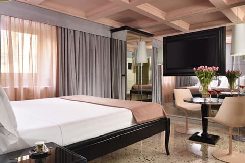 Leon's Place Hotel, Room