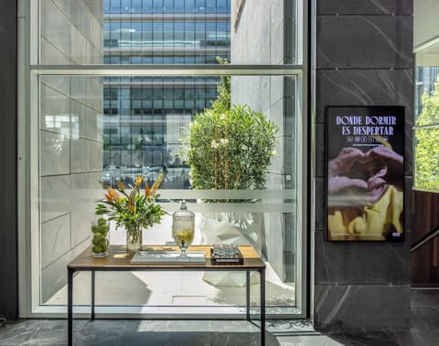 Hotel ILUNION Atrium, Interior entrance