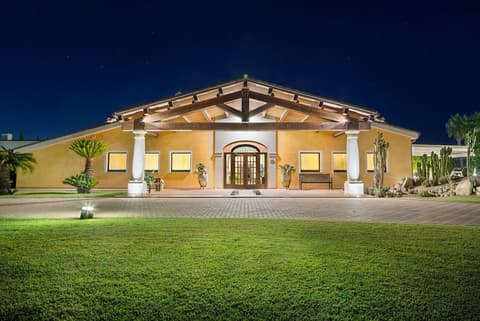 Lantana Resort Hotel & Apartments, Front of property