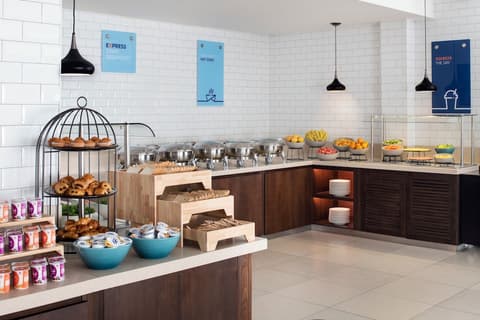 Holiday Inn Express Dubai Jumeirah by IHG, Breakfast meal