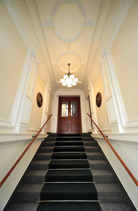 Amigo City Centre Hotel, Interior entrance