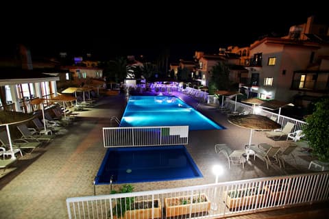 Windmills Hotel Apartments, Outdoor pool