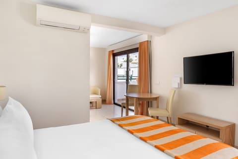 Sunset Bay Club, Room