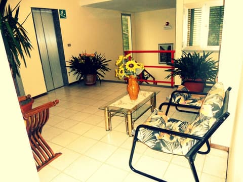 Hotel Primavera, Lobby sitting area