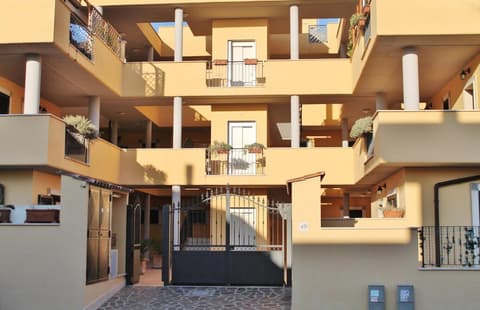 La Maison Jolie, Exterior