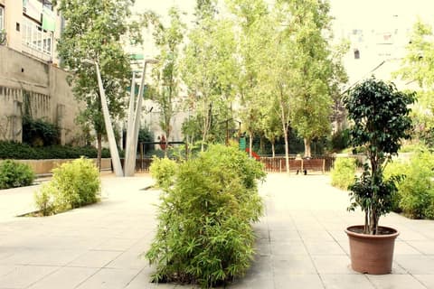 Evenia Rossello, Property grounds