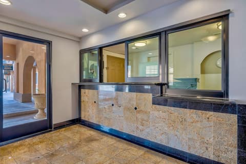 Motel 6 South Gate, CA, Lobby