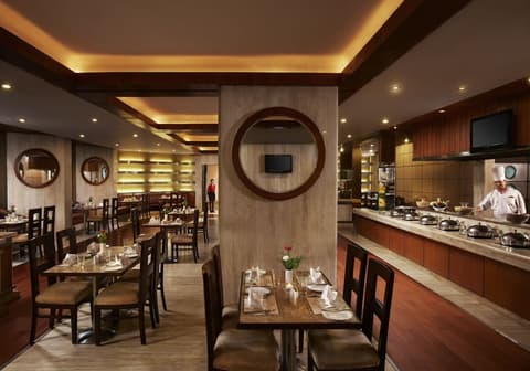 Hotel The Royal Plaza, Dining