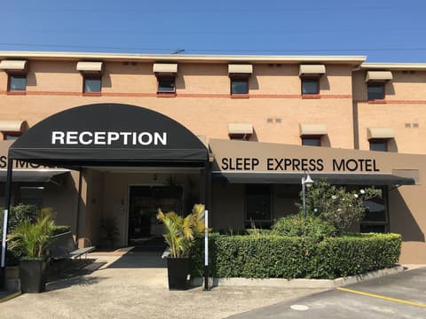 Arena Hotel, Property entrance