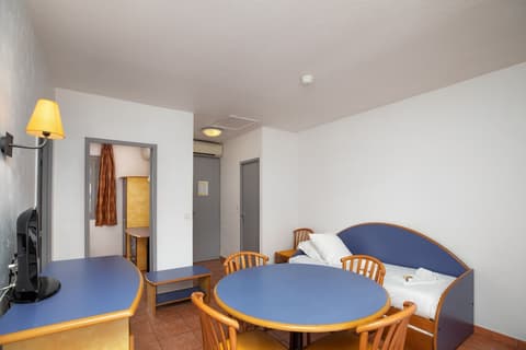 SOWELL RÉSIDENCES Les Chênes Verts, In-room dining