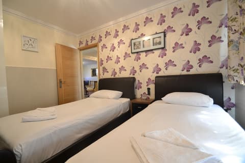 Hyde Park Suites - Apartments, Room