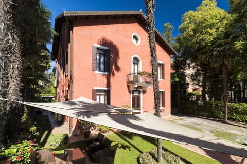 Villa Casanova, Front of property