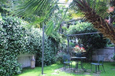 Charly Hotel, Property grounds