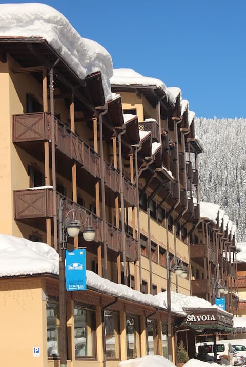 Savoia Palace, Front of property