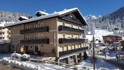Hotel Arnica, Front of property