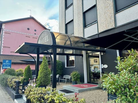 La Pace, Property entrance