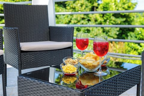 Aston Hotel, Food and drink