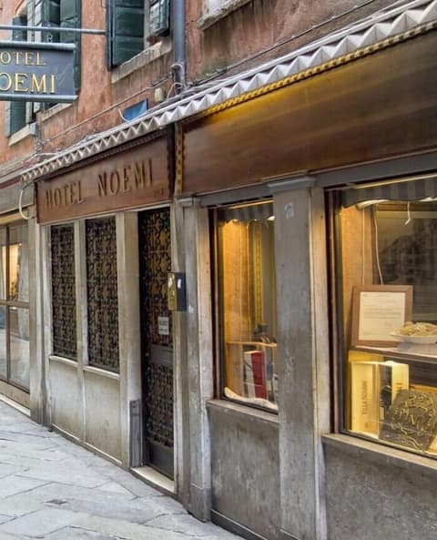 Hotel Noemi, Exterior