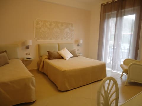 Mini Hotel, Room
