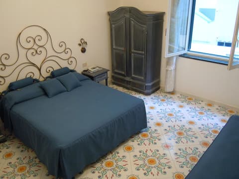 Alfonso a Mare, Room