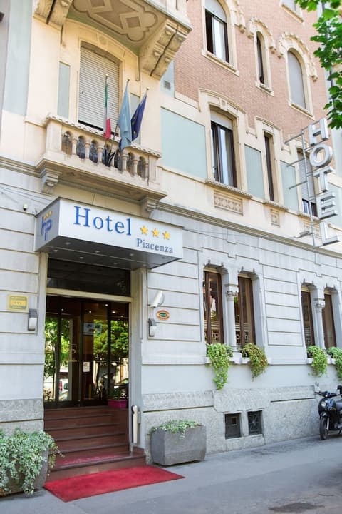 Hotel Piacenza, Front of property