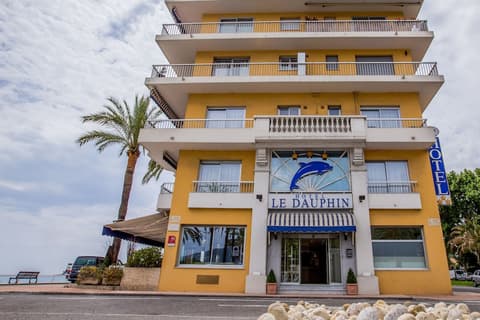 Hôtel Le Dauphin, Front of property