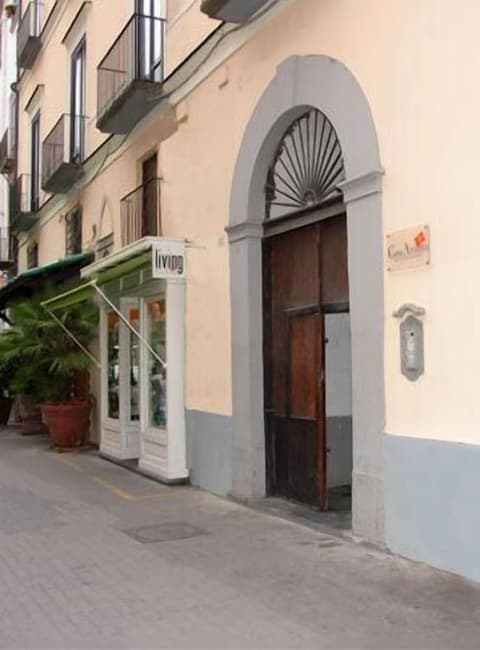 Casa Astarita, Property entrance