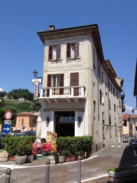 Spagna, Front of property