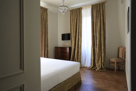 Hotel Locarno, Room