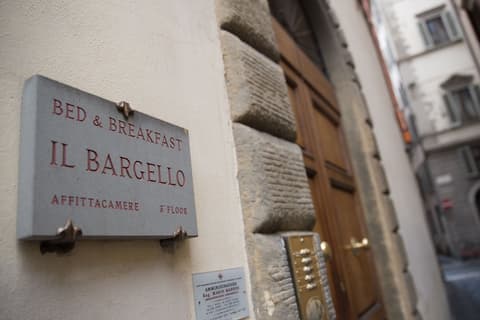 Il Bargello, Front of property