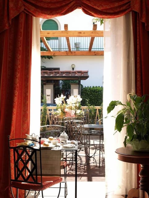 Petit Château, Dining