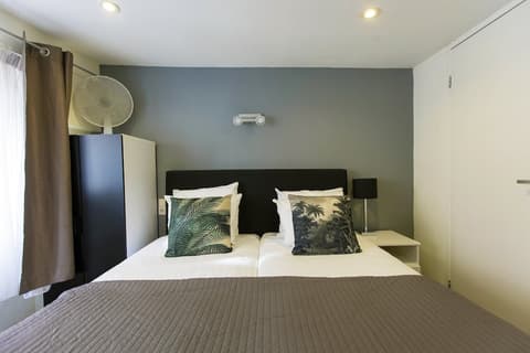 Quentin Arrive, Room