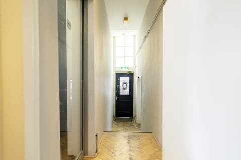 Quentin Arrive, Interior entrance