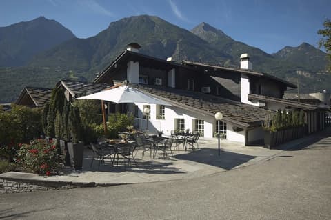 Hôtel Village, Front of property