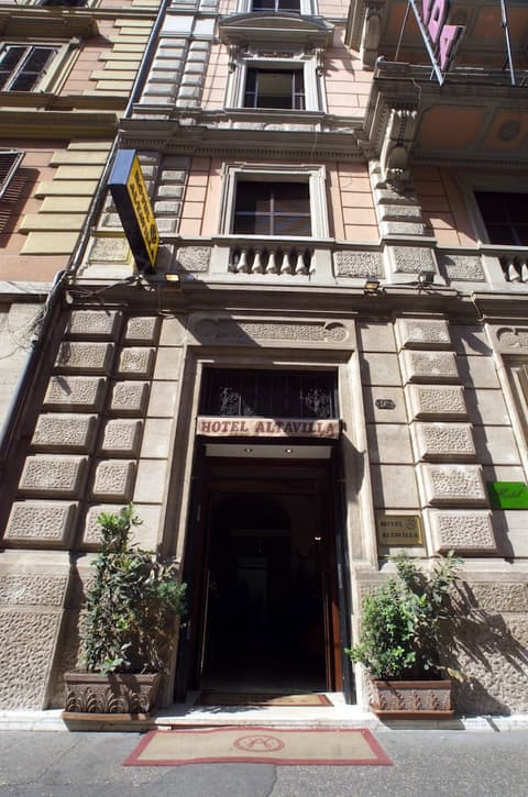 Hotel Altavilla, Property entrance