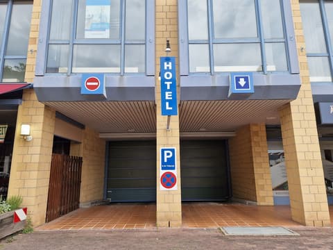 Hotel Mainstreet, Parking