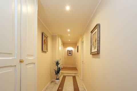 Liberty Rome Suites, Interior entrance