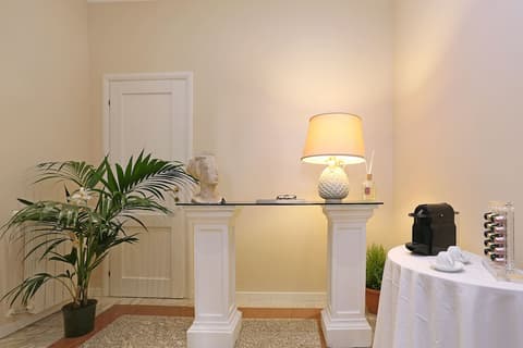 Liberty Rome Suites, Interior entrance