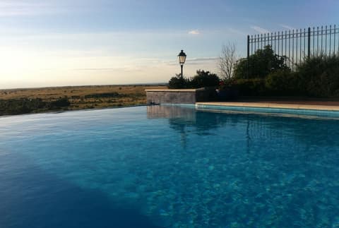 Hotel El Rancho, Pool