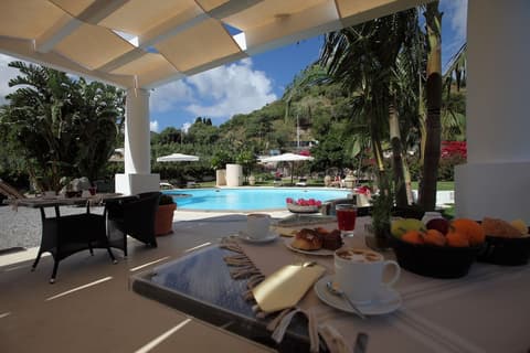 Residence La Giara, Poolside bar