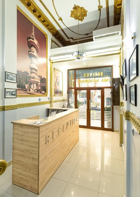 Nea Metropolis, Lobby