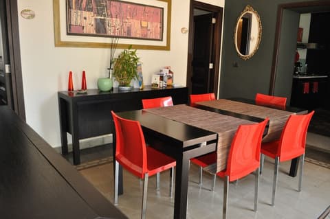 Bed and Breakfast Opera, Interior entrance