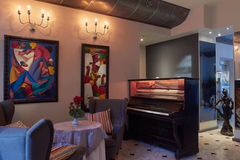 Hotel OK, Lobby sitting area