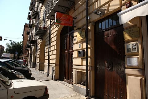 Art Lincoln Palermo, Front of property