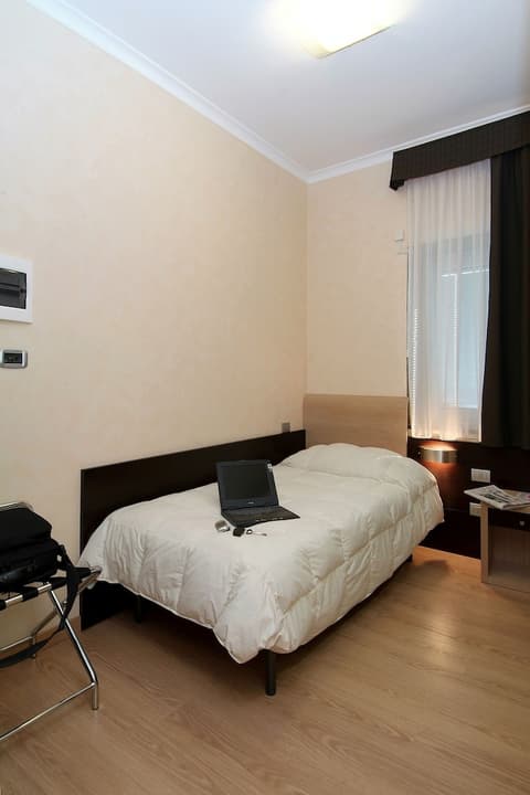 E H ROME AIRPORT, Room