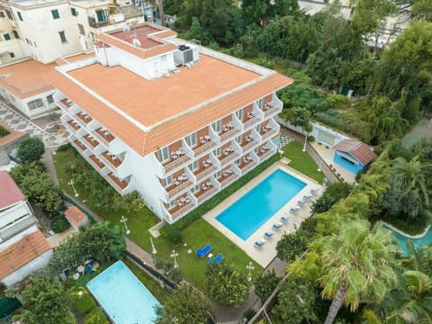 Eliseo Park's, Exterior