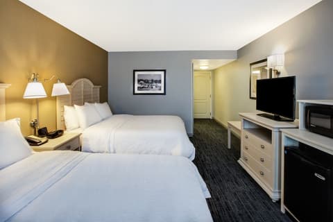 Hampton Inn & Suites Cape Cod-West Yarmouth, Room