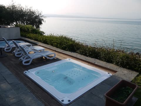 Hotel Acquaviva del Garda, Outdoor spa tub