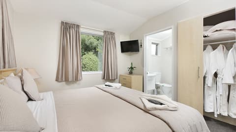 Arthur's Court Motor Lodge, Room