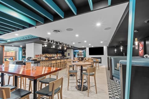 Holiday Inn Hotel & Suites Surrey East Cloverdale by IHG, Bar (on property)